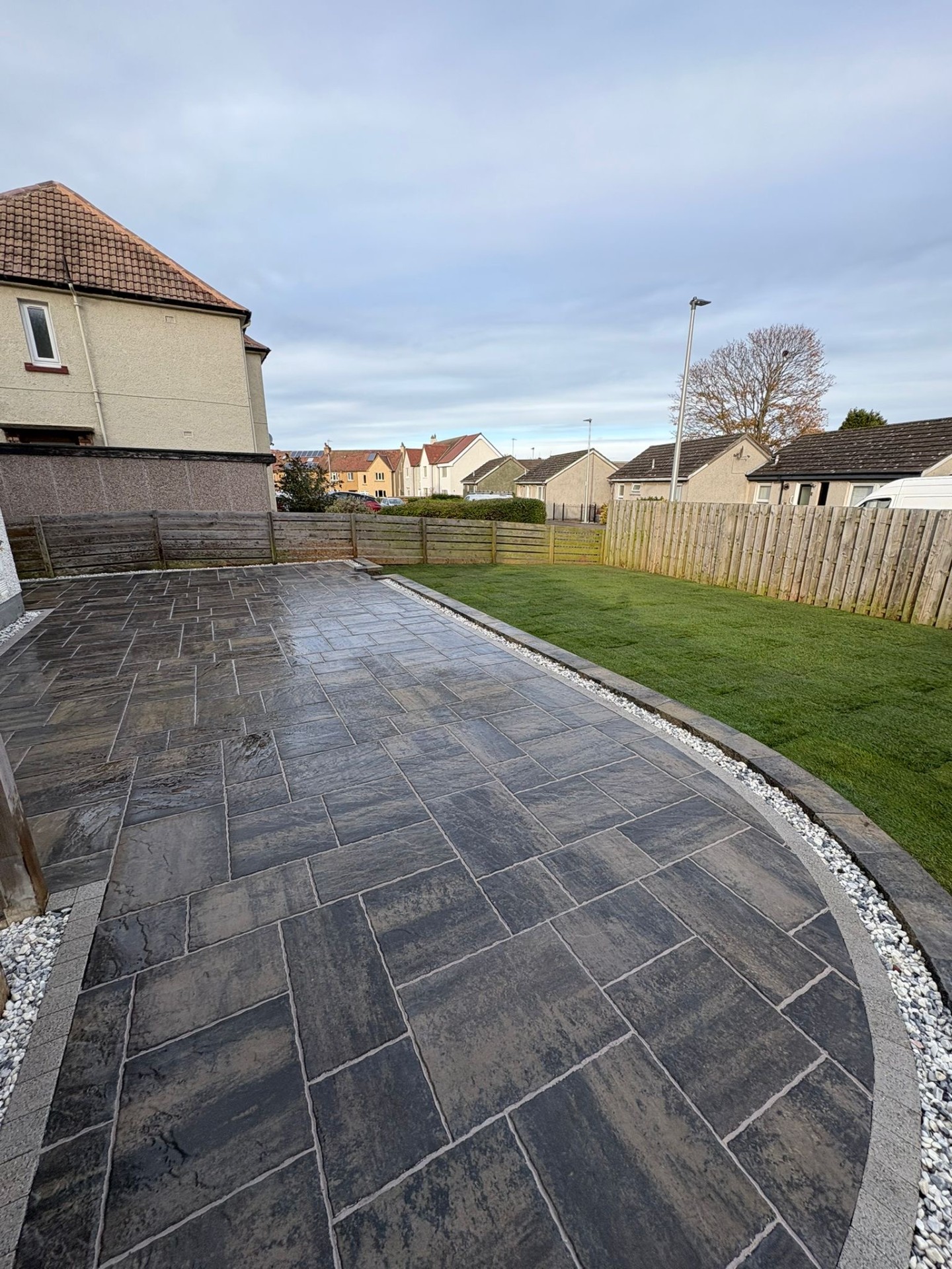 Newly renovated EH30 garden featuring ToBERMORE Historic Paving, Tobermore Slate Walling and a fresh turf lawn.