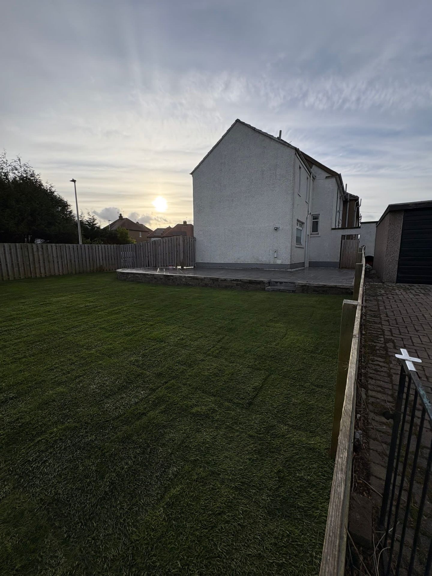 A newly completed garden makeover in Kirkliston, EH30, featuring ToBERMORE Historic Paving, Flamingo Chips and fresh turf.